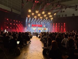 スタートアップ、VC、投資家、市民が交わり過去最大規模となった「SusHi Tech Tokyo 2025」 【イベントレポート】 DAY 1｜都市×スタートアップ　共創する未来都市 都庁が掲げる“未来都市”ビジョン 小池百合子東京都知事の開幕スピーチでは、「最先端テクノロジーで持続可能な都市を実現する」という明確な宣言があり、都市型スタートアップとの連携推進の方向性が示されました。 セッション構成と支援者への示唆 「都市構想／テクノロジー／スタートアップ」のテーマで構成された複数セッションでは、特にデジタルツインによる災害対策やESGファイナンスの最新トレンドが注目を集めました。政策・技術・資金の三位一体支援の形を再考する上で、実践的な教材となり得ると感じました。 SusHi Tech Challenge 2025 セミファイナル開催 5月8日には、東京都主催のピッチコンテスト「SusHi Tech Challenge 2025」のセミファイナルが実施され、サービスやプロダクトを備えた社会課題型スタートアップが登壇。環境・教育・地域課題などがテーマで、起業支援者の目線からも“何を支援すべきか”が試される機会となりました。 大企業と並び起業支援会社で唯一シルバーパートナーに名前を連ねた弊社（株式会社ツクリエ）は、セミファイナルで登壇したマテリアル領域の北海道大学発ベンチャー「MECHANOCROSS CO.,LTD.」を表彰し、今後の支援を表明しました。 グローバルマッチングの場としての価値 世界から607社のスタートアップが集結し、506名の海外VCが来場。出展規模と商談の深さ（6,136件の商談実績）は、支援者としてのグローバル対応力の必要性を感じさせました。 画像に alt 属性が指定されていません。ファイル名: SST01536.JPG.jpg 小池百合子東京都知事によるスピーチ 画像に alt 属性が指定されていません。ファイル名: TKY03569.JPG.jpg このブロックには、想定されていないか無効なコンテンツが含まれています。 復旧を試みる カウフマン・フェロー出身者が、グローバル投資家としての成長を語るセッション このブロックには、想定されていないか無効なコンテンツが含まれています。 復旧を試みる このブロックには、想定されていないか無効なコンテンツが含まれています。 復旧を試みる 起業支援会社のツクリエが、SusHi Tech Challengeセミファイナルで有望なスタートアップ「メカノクロス」社を表彰 このブロックには、想定されていないか無効なコンテンツが含まれています。 復旧を試みる このブロックには、想定されていないか無効なコンテンツが含まれています。 復旧を試みる 世界中から約600社のスタートアップに、47社のコーポレートパートナー（大企業など）が参加 このブロックには、想定されていないか無効なコンテンツが含まれています。 復旧を試みる このブロックには、想定されていないか無効なコンテンツが含まれています。 復旧を試みる DAY 2｜ディープテック×若手×チャレンジ このブロックには、想定されていないか無効なコンテンツが含まれています。 復旧を試みる テクノロジーの最前線を探る「Focus On」セッション このブロックには、想定されていないか無効なコンテンツが含まれています。 復旧を試みる AI、量子技術、フードテック等、旬の技術領域をテーマにした「Focus On」セッションでは、自動運転・量子コンピュータ・代替食品などの実用化につながる最新動向を議論。支援対象としての専門性と実装志向が両立した内容でした。 このブロックには、想定されていないか無効なコンテンツが含まれています。 復旧を試みる 学生主導「ITAMAE プログラム」 このブロックには、想定されていないか無効なコンテンツが含まれています。 復旧を試みる 学生メンバーが中心となったプログラム「ITAMAE（いたまえ）」では、ピッチやワークショップが運営されました。学生起業家育成への視点が具現化されており、起業家教育の可能性が改めて浮き彫りになりました。 このブロックには、想定されていないか無効なコンテンツが含まれています。 復旧を試みる SusHi Tech Challenge 2025 ファイナル このブロックには、想定されていないか無効なコンテンツが含まれています。 復旧を試みる 5月9日にはSusHi Tech Challenge 2025 のファイナルが開催。英語でのピッチ形式で、最終的にグランプリに選ばれた3Dプリンティング技術のスタートアップ「3D Architech Inc.」には、1,000万円の賞金が授与されました。社会課題ドリブンな事業が東京の大舞台で評価される姿は、支援戦略の再設計促進の象徴とも言えます。 このブロックには、想定されていないか無効なコンテンツが含まれています。 復旧を試みる 非公式ネットワーキングの価値 このブロックには、想定されていないか無効なコンテンツが含まれています。 復旧を試みる 夜には都内共創拠点でアフターパーティが開催され、スタートアップ、VC、大企業、自治体関係者が集い、自然発生的なコラボの芽が多数生まれました。 ﻿ 画像に alt 属性が指定されていません。ファイル名: IMG_6988-1.jpg ﻿ ﻿ 画像に alt 属性が指定されていません。ファイル名: N-4123.jpg ﻿ ITAMAEによる学生起業家向けピッチコンテスト「出世魚ピッチ」 ﻿ このブロックには、想定されていないか無効なコンテンツが含まれています。 復旧を試みる SusHi Tech Challenge 2025 ファイナルでグランプリを受賞した「3D Architech Inc.」を表彰 DAY 3｜市民と共につくるイノベーション このブロックには、想定されていないか無効なコンテンツが含まれています。 復旧を試みる 一般公開「Public Day」 このブロックには、想定されていないか無効なコンテンツが含まれています。 復旧を試みる 5月10日は市民・学生向けに無料開放され、AIロボット、EVカート、月面探査ローバー体験など、多彩なコンテンツが並ぶ「未来体験パビリオン」が出現。イノベーションを社会に浸透させるうえでの仕掛けとして、地域との接点創出の参考になりました。 このブロックには、想定されていないか無効なコンテンツが含まれています。 復旧を試みる フードテック＆“超人スポーツ”デモ このブロックには、想定されていないか無効なコンテンツが含まれています。 復旧を試みる プラントベースアイスの試食、超人スポーツ体験やVR体験もあり、最新技術に市民が触れあう姿は、日常生活との接続点を意識したスタートアップ支援の重要性を感じさせるものでした。 このブロックには、想定されていないか無効なコンテンツが含まれています。 復旧を試みる このブロックには、想定されていないか無効なコンテンツが含まれています。 復旧を試みる AIロボットと触れ合う子供たち このブロックには、想定されていないか無効なコンテンツが含まれています。 復旧を試みる XRシューティングゲーム（日本XRセンター）を体感する京都府副知事 このブロックには、想定されていないか無効なコンテンツが含まれています。 復旧を試みる このブロックには、想定されていないか無効なコンテンツが含まれています。 復旧を試みる このブロックには、想定されていないか無効なコンテンツが含まれています。 復旧を試みる プラントベースアイス「yumrich（ヤムリッチ）」のサンプリングも このブロックには、想定されていないか無効なコンテンツが含まれています。 復旧を試みる このブロックには、想定されていないか無効なコンテンツが含まれています。 復旧を試みる サイドイベント｜都市を舞台にした共創の広がり このブロックには、想定されていないか無効なコンテンツが含まれています。 復旧を試みる 多様な主体による150以上の企画 このブロックには、想定されていないか無効なコンテンツが含まれています。 復旧を試みる 都内各所で約150件におよぶサイドイベントが開催。大学・NPO・自治体が自主企画し、都市全体が“イノベーションの場”と化しました。 このブロックには、想定されていないか無効なコンテンツが含まれています。 復旧を試みる Tokyo Innovation Base（TIB）でのピッチ このブロックには、想定されていないか無効なコンテンツが含まれています。 復旧を試みる 有楽町のTIBでは連日ピッチやクロストークが展開され、形式に縛られない交流が生まれる支援環境として存在感を発揮しました。 このブロックには、想定されていないか無効なコンテンツが含まれています。 復旧を試みる JAPAN IP GOES GLOBAL - コンテンツの国際展開支援 このブロックには、想定されていないか無効なコンテンツが含まれています。 復旧を試みる 虎ノ門ヒルズの情報発信拠点「TOKYO NODE LAB」と、コンテンツ関連産業に特化した東京都の創業支援施設「東京コンテンツインキュベーションセンター(TCIC)」の共催による交流会「JAPAN IP GOES GLOBAL　～TOKYOからコンテンツ・イノベーションを起こす～」が開催。日本発のアニメ・マンガ・ゲーム・音楽などコンテンツIPを、グローバル市場に展開するための学びとマッチングの場となりました。会場にはクリエイター、ライセンサー、パブリッシャーなどが集い、ディスカッションとDJによるカジュアルな交流が融合。形式にとらわれない出会いが生まれていました。 このブロックには、想定されていないか無効なコンテンツが含まれています。 復旧を試みる 画像に alt 属性が指定されていません。ファイル名: N-3573.jpg ﻿ 画像に alt 属性が指定されていません。ファイル名: N-3780.jpg ﻿ 画像に alt 属性が指定されていません。ファイル名: N-3751.jpg ﻿ ﻿ SusHi Tech Award 2025 来場者投票で選ばれた、注目スタートアップやプロジェクトを表彰 ﻿ Sustainable Startup（サステナブル技術・サービス部門） Bearable Co., LTD.（韓国）：サステナブル都市に資するテクノロジーにより選出 Choira Musictech Pvt. Ltd.（インド）：異色の音楽系技術で場に彩りを FIELDX Co., Ltd.（日本）：国内発のサステナブル技術を牽引 Infloso AI（インド）：AI技術を活用した都市課題へのアプローチ Kosmode Health Singapore Pte Ltd（シンガポール） Innovative Pavilion（優れた展示体験部門） ITAMAE：学生チームが運営するピッチ・展示の工夫が評価 Swisstech.：独自パビリオンで存在感を発揮 Outstanding Ambassador（場を盛り上げたアンバサダー部門） MegazoneCloud Corp.：スタートアップと会場全体をつなぐ”盛り上げ役”として選出 画像に alt 属性が指定されていません。ファイル名: AWAD.jpg ﻿ ﻿ ﻿ このブロックには、想定されていないか無効なコンテンツが含まれています。 復旧を試みる 総括｜起業支援者にとっての次なる一歩 このブロックには、想定されていないか無効なコンテンツが含まれています。 復旧を試みる このブロックには、想定されていないか無効なコンテンツが含まれています。 復旧を試みる 2026年のSusHi Techのビジョンを語る小池都知事 このブロックには、想定されていないか無効なコンテンツが含まれています。 復旧を試みる SusHi Tech Tokyo 2025は、都市・技術・多様なプレイヤーが交差する共創の場として、起業支援の在り方を問い直す貴重な機会となりました。次回「SusHi Tech Tokyo 2026」は、2026年4月27日〜29日の開催が予定されています。 海外VCや地方スタートアップとの連携、社会課題に根ざした事業の支援、市民や地域を巻き込んだ実装支援の重要性を再認識し、今後も実践的かつ柔軟な伴走を重ねていきたいと感じています。